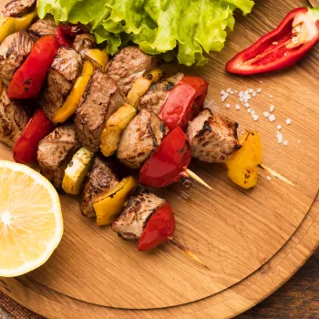 Imagen de Brochetas de carne y vegetales