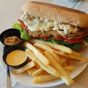 Imagen de Sandwich de milanesa completo con papas fritas
